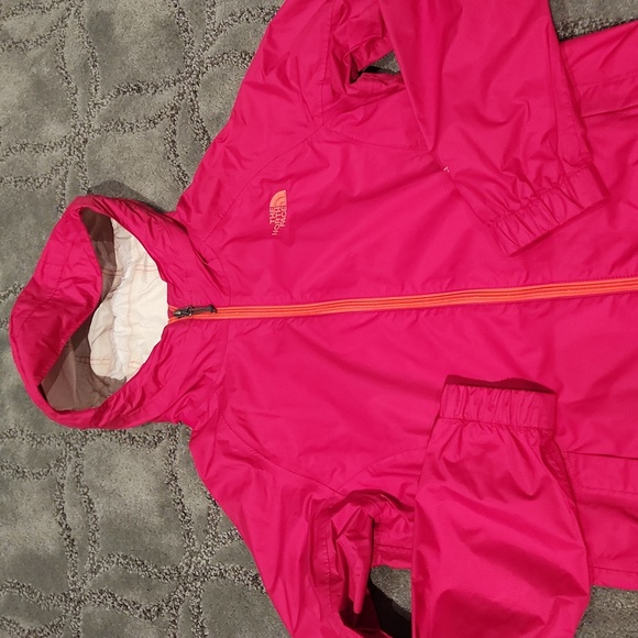Like new North Face windbreaker - Picture 2 of 4